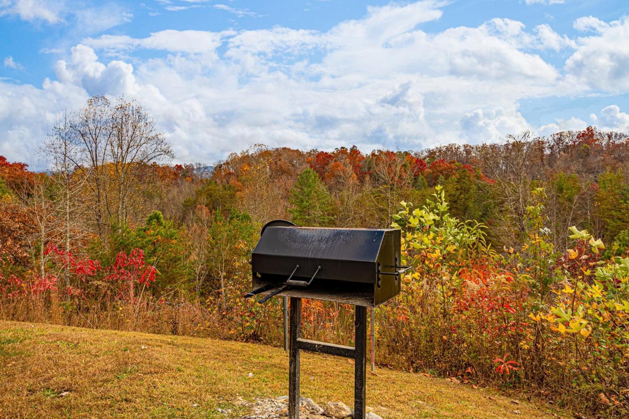 Ridge View Lodge Nature And Mountain View - Hot Tub - Firepit - Yard - Games Gatlinburg Bagian luar foto