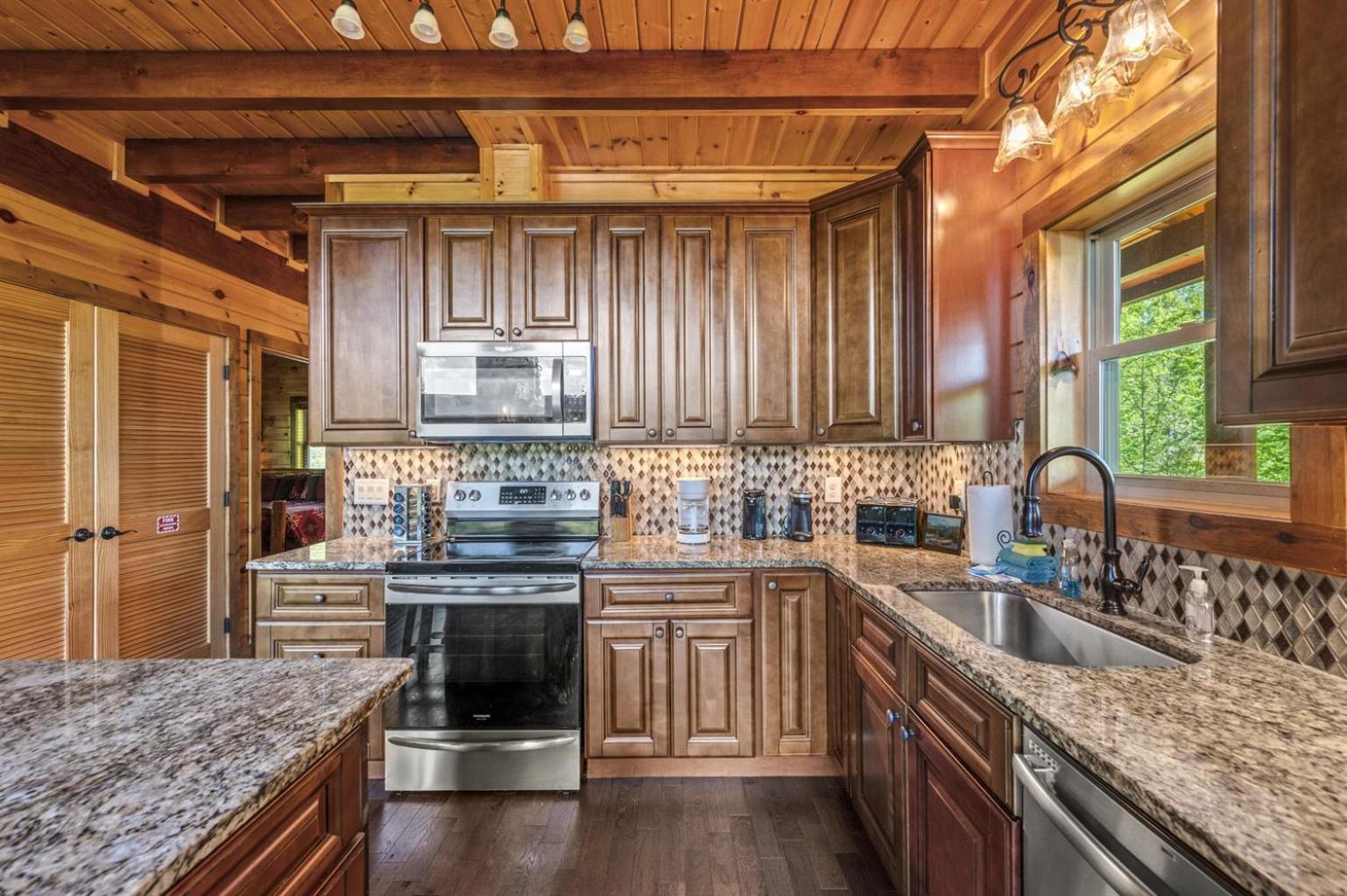 Ridge View Lodge Nature And Mountain View - Hot Tub - Firepit - Yard - Games Gatlinburg Bagian luar foto